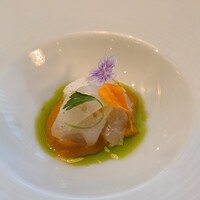 プレスキル - ①剣先烏賊(鳥取県産)、夏野菜のラタトゥイユ、バジルオイル掛け
                      剣先烏賊は山陰だと白烏賊、北陸だと赤烏賊
                      少し寝かせた食感、甘みと旨みを感じます
                      ラタトゥイユは濃過ぎず、烏賊とのバランスが良い