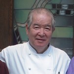 シェ・イノ - レストランの前でオーナーシェフと記念撮影