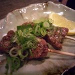 縁家 - 2013.4. 牛ハラミ（手前）と牛タン串焼き（奥）　二本で\380