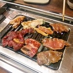 釜山閣 - お肉を焼き中