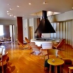 奥日光森のホテル - ラウンジ（暖炉を囲む北欧スタイル）