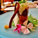 奥日光森のホテル - 向付（鰹叩き、大根卸し、浅月、小角生姜、鍵蕨、大葉、ニンニクチップ、マスタード、茗荷竹、エディブルフラワー、土佐醤油）