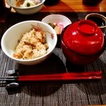 奥日光森のホテル - 食事（かやく御飯、新牛蒡、地鶏、人参、黒蒟蒻、油揚げ、土筆）・香の物（季節三種）・止椀（赤出汁、なめこ、三つ葉、湯波）
