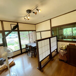 有明山のそば よし野 - 店舗内観（椅子席と会計）