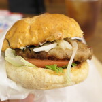 THIS 伊豆 SHIITAKE バーガーキッチン - わさびの風味・椎茸の存在感は控えめ。そのかわりバンズの美味しさが際立ち、美味しいバーガーにまとまっている