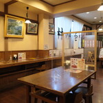 THIS 伊豆 SHIITAKE バーガーキッチン - 買った商品は、「伊豆村の駅」建物内の餃子屋さんでイートインできる
