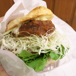 THIS 伊豆 SHIITAKE バーガーキッチン - 村の野菜たっぷり 長泉あしたかつバーガー（￥590）。あしたか牛＋長泉白ネギ入りのメンチカツが主役