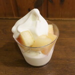THIS 伊豆 SHIITAKE バーガーキッチン - 季節のフルーツソフト（￥500）。ミルク濃厚、これは美味しい！ 桃も100％天然、新鮮さが感じられる