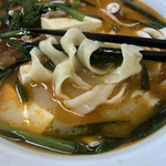 四川麻辣湯 縁苑 - 刀削麺はコシが強くて汁跳ね注意。