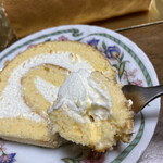 カプリス菓子工房 - フワフワでフォークで綺麗に刺せなかった