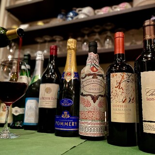 おつまみをつまみながら、お好みの一杯を味わう素敵なひととき