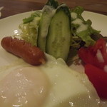 「朝セット」のサラダに目玉焼きとウィンナー