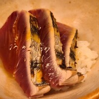 東山 緒方 - ⑬ケンケン鰹(和歌山県産)丼
                    和歌山で前日に水揚げされたケンケン鰹！
                    皮は芳ばしく薫り、上り鰹で脂は少なめ、モチモチした食感、火入れも具合も抜群でグラデーションが美しい！
                    珍しく寝かせの魚が出ました