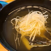 東山 緒方 - ④すっぽん(島根県高津川産)の縁ぺら、芋茎、白髪葱、すっぽん出汁のお椀
                    すっぽんエキスが滲み出て深みがありながら、味わいに濁りが全く無い
                    実はすっぽんは苦手だがこれは激ウマ、臭みがあるのは全部苦手です