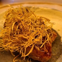 東山 緒方 - ⑪海鰻(京都府丹後産)の蒲焼き、針牛蒡の素揚げ載せ
                    産卵期は初夏～晩秋、旬は秋～晩秋
                    海鰻は天然でも泥臭さゼロ、パリッと焼き上げられた皮には旨みが凝縮してます
                    身から溢れ出す脂が濃厚でエネルギッシュ！