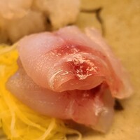 東山 緒方 - ⑤赤甘鯛(長崎県上対馬島産)
                      産卵期は初夏～秋、旬は晩秋～晩春
                      雌で産まれて大型化すると雄に性転換
                      水分が多いので塩脱水してから手当てします
                      モッチリとした食感、濃いめな旨み&甘み
                      娘達から驚嘆の声