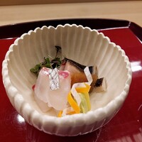 赤坂 菊乃井 - ⚫【向付】「明石天然鯛　さごしの焼霜　あしらい一式」