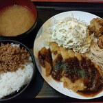 Didoriya - デミソースチキン勝つ定食　800円　50円引きクーポン利用。鶏そぼろは食べ放題、ご飯、味噌汁おかわり自由。