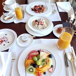 ザ・ペニンシュラ東京 - 上/シグネチャーフレンチトースト　中/バーチャミューズリー　左手/フルーツヨーグルト　下/フルーツプレート