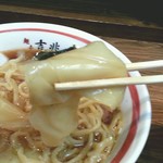 麺壱 吉兆 - ワンタンリフト。つるんと口に入る。