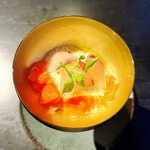 イル ネッビオ - アンティパストの1品目です。旬のシマアジに水牛のモッツァレラを組み合わせ、ブラッドオレンジのグラニテを敷き詰めることで見事に『夏』を表現しています。