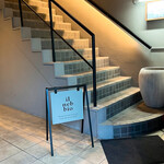 イル ネッビオ - 2階のお店に通じる階段です。