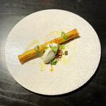 イル ネッビオ - アンティパストの2品目です。和牛(十勝産)をクルミの米粉で包み込んだブリックにゴルゴーゾーラの刺激とピンクペッパーの甘味を加えたジェラートが添えられています。素晴らしいマリアージュでした！！