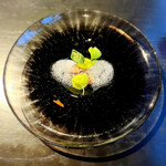 イル ネッビオ - ストゥッツィキーノです。サーモンのマリネにケシの実で風味付けをして、マスカットの甘味とホエーの酸味を加えて仕上げています。