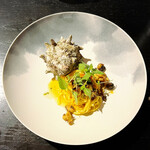 イル ネッビオ - プリモピアットの1品目です。さざえとパプリカを使ったパスタです。