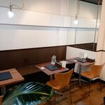 チーズケーキと彩りカレー Luna piena - 7卓14席の店内。