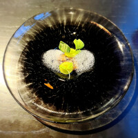 イル ネッビオ - ストゥッツィキーノです。サーモンのマリネにケシの実で風味付けをして、マスカットの甘味とホエーの酸味を加えて仕上げています。