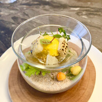 スープとカレー ボンジョルネ - ●Amuse
                    シャンパンのジュレと人参のムース
                    白いとうもろこしとグレープフルーツ添えて