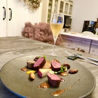 スープとカレー ボンジョルネ - ●ヴィアンド（肉のメイン）
                    蝦夷鹿ロースのロースト
                    マスタード入り赤ワインソースとビーツのピュレと人参のピュレで
                    玉ねぎ・アピオス・赤かぶ・レンコン・キノコ