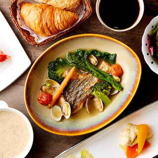 厳選された食材の味をフレンチの技法で丁寧に紡ぎだします。