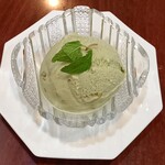 チーズケーキと彩りカレー Luna piena - ピスタチオジェラート。