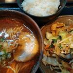 Gomihacchin - 野菜炒め+味噌ラーメン
