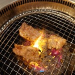 Gyuu kaku - 中火でゆっくりと焼き頂いてみた。
                        肉の量は割と量がある。
                        ニンニクとタレに浸けてあるんだねえ。
