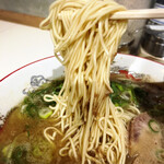 博多・薬院 八ちゃんラーメン - ラーメン、麺リフトアップ