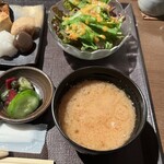 酒蔵レストラン宝 - サラダと豚汁
