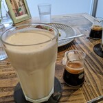 カフェバール ロッシ - アイスカフェラテ 650円  ミルクとエスプレッソは別で提供