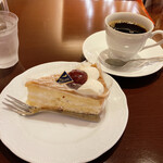 文房堂Gallery Cafe - ケーキセット（ホットコーヒーと栗のケーキ）