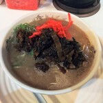 博多・薬院 八ちゃんラーメン - 辛子高菜 & 紅ショウガ 投入