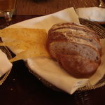ザ・ビストロ - 胡桃入りのパン。これがうまい!