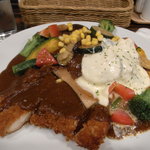 いずみカリー - 野菜どっさりカリー＋チキンカツ＋チーズ（+生卵）