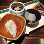 先附け：黒豆豆腐、春菊の御浸し、青海苔蒟蒻、椎茸と牛蒡