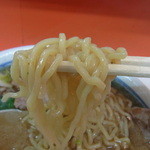 チャーシューワンタンメン、麺持ち上げ