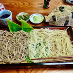 瀧不動生蕎麦 - 「更科合い盛り板」田舎蕎麦と更科蕎麦を食べ比べできますミャ