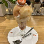 果実園リーベル - 桃のパフェ２７５０円。丸ごと３個使ったパフェです。今年の食べ納めにふさわしい内容で、大満足です（╹◡╹）（╹◡╹）