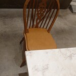 Hatobureddoanthiku - 薄いクッション付きの椅子に大理石調のテーブルもgood✨