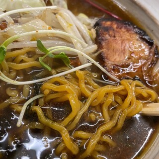 麺屋 雪月花 - 辛醤油の麺をアップで